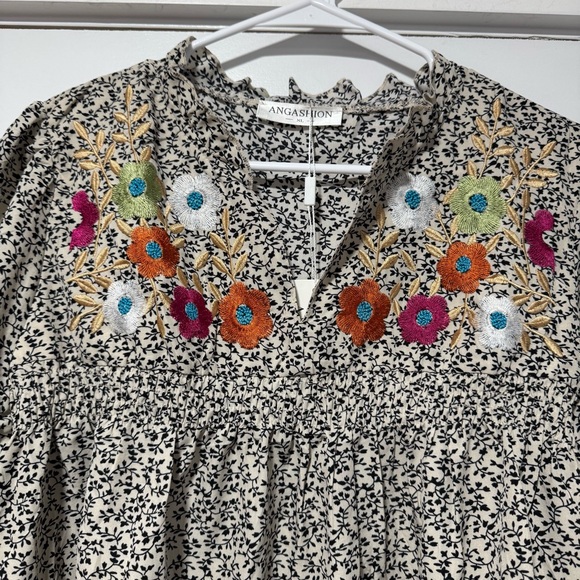 Floral Embroidered Women's Blouse - Picture 2 of 7